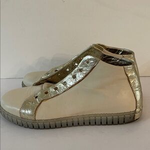 Italian Leather Sneakers w Gold trim sz 9